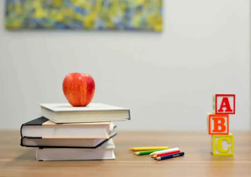 Ein roter Apfel auf einem Stapel Schulbücher
